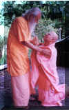 swamiji_in_yogaville.jpg (67308 bytes)