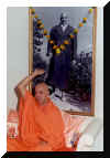 swamiji_with_siva4.jpg (103705 bytes)