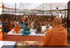 Swami_mass_prayer2.jpg (47029 bytes)