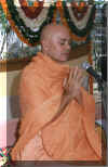 Swamiji_mass_prayer1.jpg (37225 bytes)